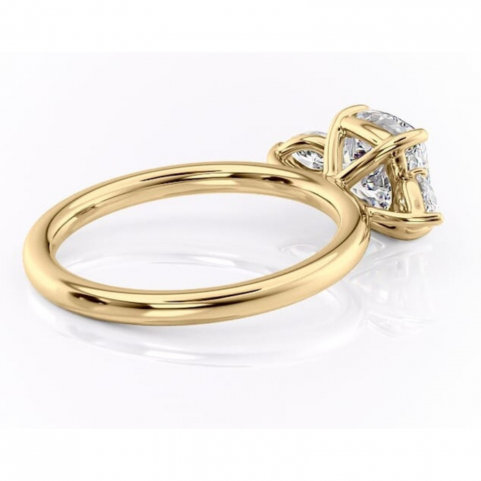 Inel de logodnă Blanche din aur Galben 14kt cu moissanite tăietură pernă – Montură cu trei pietre rafinată pentru profil înalt | Personalizează și configurează gratuit online [3]