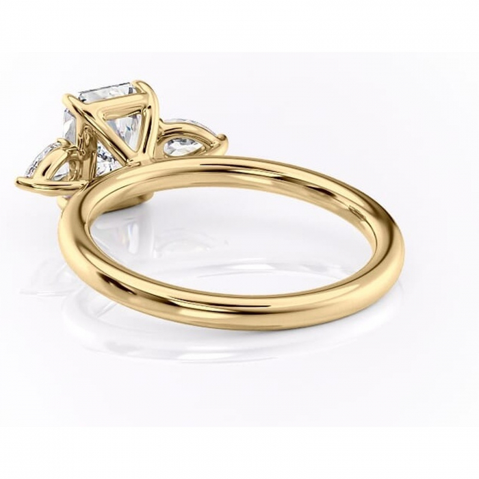 Inel de logodnă Blanche din aur Galben 18kt cu moissanite tăietură radiantă – Montură cu trei pietre rafinată pentru profil înalt | Personalizează și configurează gratuit online [4]