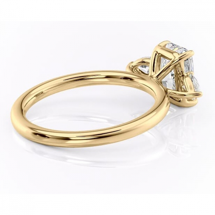 Inel de logodnă Blanche din aur Galben 18kt cu moissanite tăietură radiantă – Montură cu trei pietre rafinată pentru profil înalt | Personalizează și configurează gratuit online [3]