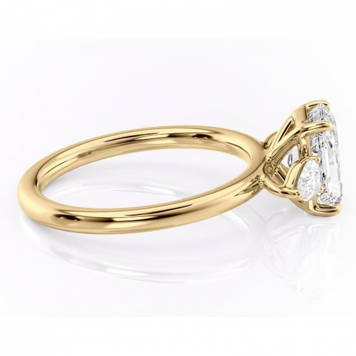 Inel de logodnă Blanche din aur Galben 18kt cu moissanite tăietură radiantă – Montură cu trei pietre rafinată pentru profil înalt | Personalizează și configurează gratuit online [2]