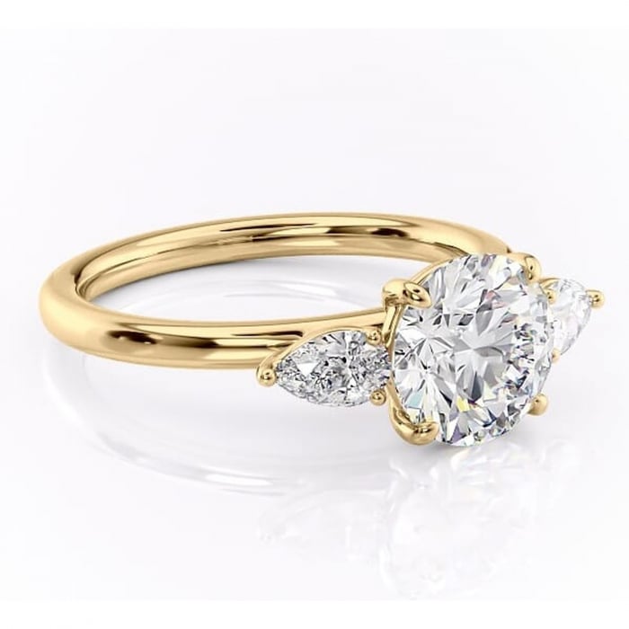 Inel de logodnă Blanche din aur Galben 14kt cu moissanite tăietură rotundă – Montură cu trei pietre rafinată pentru profil înalt | Personalizează și configurează gratuit online [1]