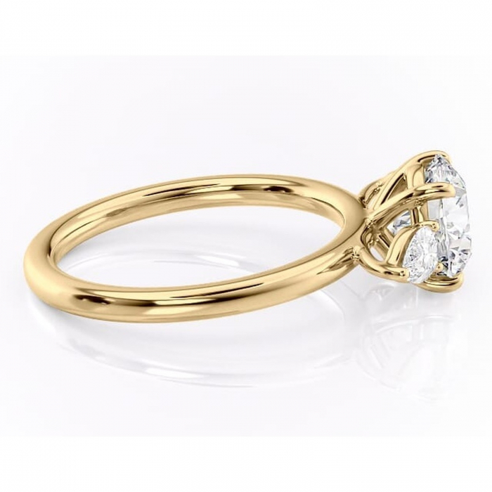 Inel de logodnă Blanche din aur Galben 14kt cu moissanite tăietură rotundă – Montură cu trei pietre rafinată pentru profil înalt | Personalizează și configurează gratuit online [2]