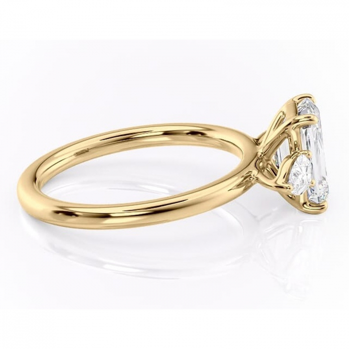 Inel de logodnă Blanche din aur Galben 18kt cu moissanite tăietură smarald – Montură cu trei pietre rafinată pentru profil înalt | Personalizează și configurează gratuit online [2]