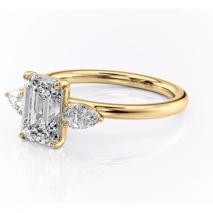 Inel de logodnă Blanche din aur Galben 18kt cu moissanite tăietură smarald – Montură cu trei pietre rafinată pentru profil înalt | Personalizează și configurează gratuit online [7]