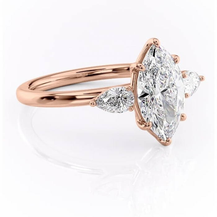 Inel de logodnă Blanche din aur Rose 18kt cu moissanite tăietură marquise – Montură cu trei pietre rafinată pentru profil înalt | Personalizează și configurează gratuit online [1]