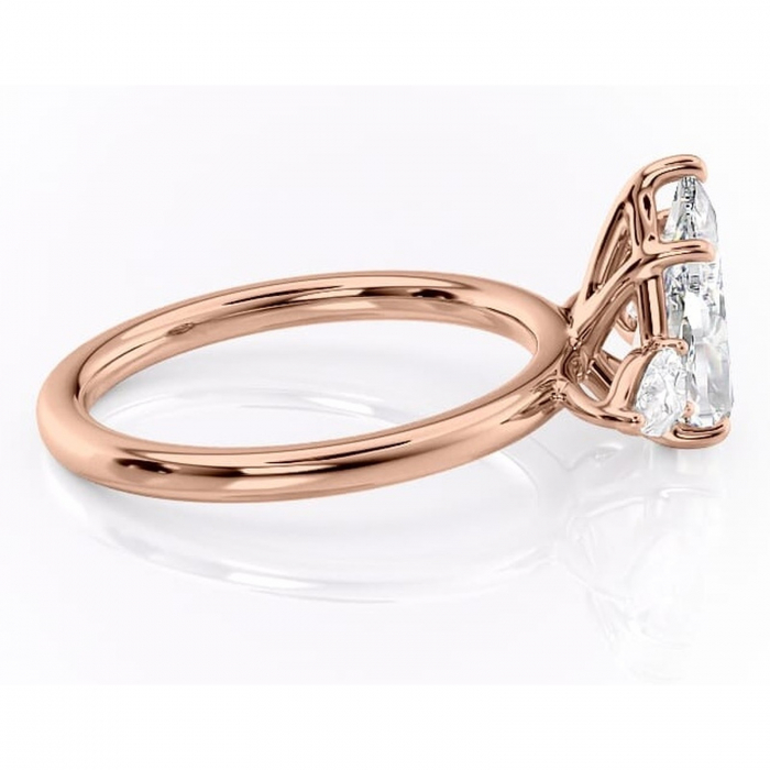 Inel de logodnă Blanche din aur Rose 14kt cu moissanite tăietură pară – Montură cu trei pietre rafinată pentru profil înalt | Personalizează și configurează gratuit online [2]