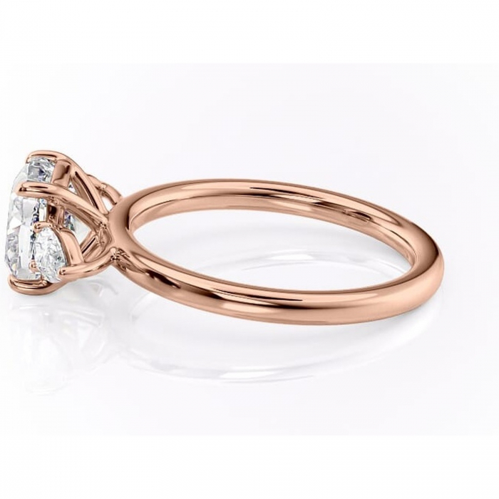 Inel de logodnă Blanche din aur Rose 14kt cu moissanite tăietură pernă – Montură cu trei pietre rafinată pentru profil înalt | Personalizează și configurează gratuit online [6]