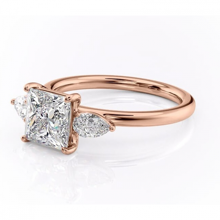 Inel de logodnă Blanche din aur Rose 14kt cu moissanite tăietură princess – Montură cu trei pietre rafinată pentru profil înalt | Personalizează și configurează gratuit online [7]