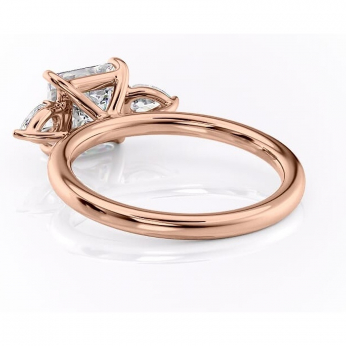 Inel de logodnă Blanche din aur Rose 14kt cu moissanite tăietură princess – Montură cu trei pietre rafinată pentru profil înalt | Personalizează și configurează gratuit online [4]