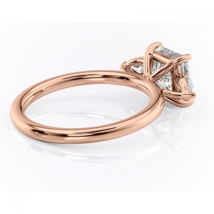 Inel de logodnă Blanche din aur Rose 14kt cu moissanite tăietură princess – Montură cu trei pietre rafinată pentru profil înalt | Personalizează și configurează gratuit online [3]