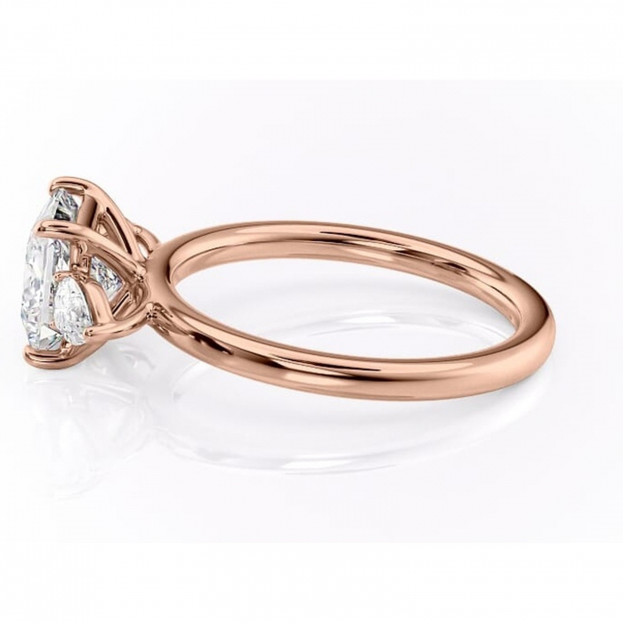 Inel de logodnă Blanche din aur Rose 14kt cu moissanite tăietură princess – Montură cu trei pietre rafinată pentru profil înalt | Personalizează și configurează gratuit online [6]