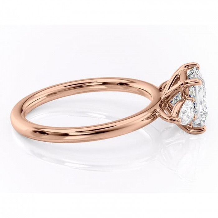 Inel de logodnă Blanche din aur Rose 14kt cu moissanite tăietură princess – Montură cu trei pietre rafinată pentru profil înalt | Personalizează și configurează gratuit online [2]