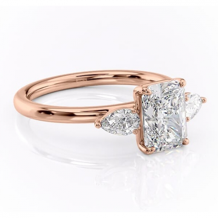 Inel de logodnă Blanche din aur Rose 14kt cu moissanite tăietură radiantă – Montură cu trei pietre rafinată pentru profil înalt | Personalizează și configurează gratuit online [1]