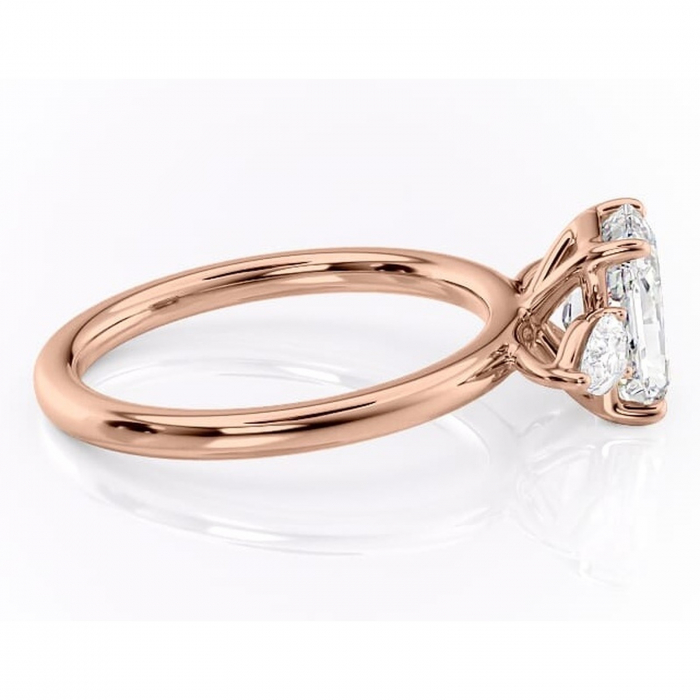 Inel de logodnă Blanche din aur Rose 14kt cu moissanite tăietură radiantă – Montură cu trei pietre rafinată pentru profil înalt | Personalizează și configurează gratuit online [2]