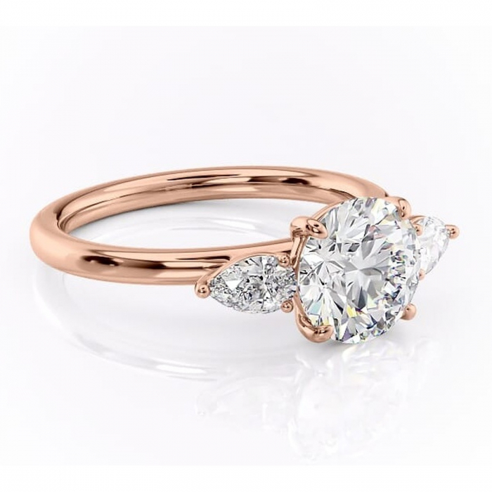 Inel de logodnă Blanche din aur Rose 14kt cu moissanite tăietură rotundă – Montură cu trei pietre rafinată pentru profil înalt | Personalizează și configurează gratuit online [1]
