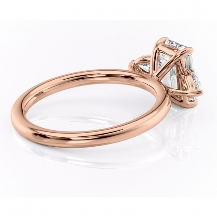 Inel de logodnă Blanche din aur Rose 14kt cu moissanite tăietură smarald – Montură cu trei pietre rafinată pentru profil înalt | Personalizează și configurează gratuit online [3]