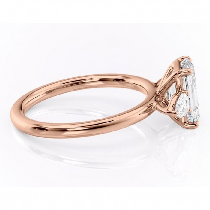 Inel de logodnă Blanche din aur Rose 14kt cu moissanite tăietură smarald – Montură cu trei pietre rafinată pentru profil înalt | Personalizează și configurează gratuit online [2]