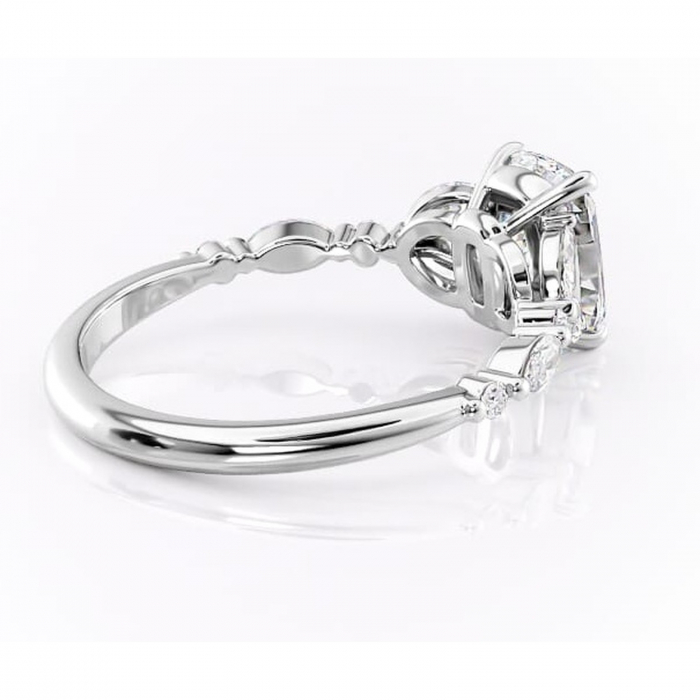 Inel de logodnă Bloom din aur Alb 14kt cu moissanite tăietură pernă – Montură cu trei pietre rafinată pentru profil mediu | Personalizează și configurează gratuit online [3]