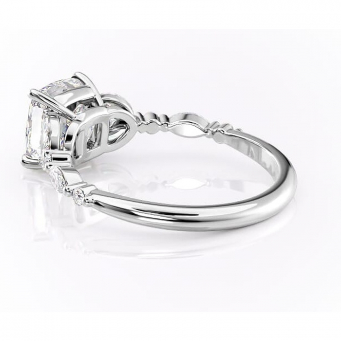 Inel de logodnă Bloom din aur Alb 14kt cu moissanite tăietură pernă – Montură cu trei pietre rafinată pentru profil mediu | Personalizează și configurează gratuit online [5]