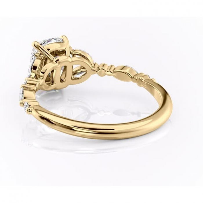 Inel de logodnă Bloom din aur Galben 14kt cu moissanite tăietură pernă – Montură cu trei pietre rafinată pentru profil mediu | Personalizează și configurează gratuit online [4]