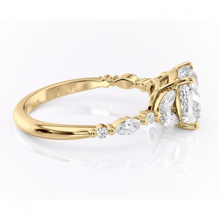 Inel de logodnă Bloom din aur Galben 14kt cu moissanite tăietură pernă – Montură cu trei pietre rafinată pentru profil mediu | Personalizează și configurează gratuit online [2]