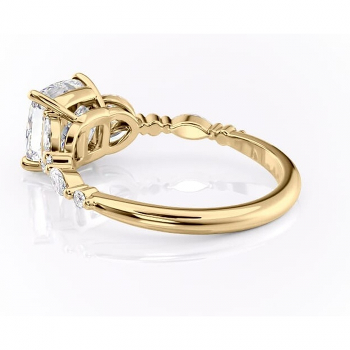 Inel de logodnă Bloom din aur Galben 14kt cu moissanite tăietură pernă – Montură cu trei pietre rafinată pentru profil mediu | Personalizează și configurează gratuit online [5]