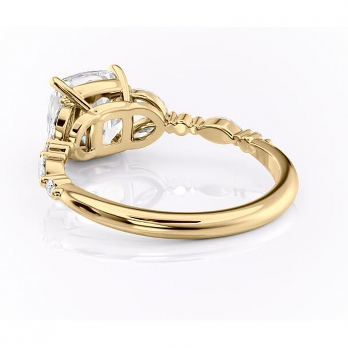 Inel de logodnă Bloom din aur Galben 14kt cu moissanite tăietură pernă – Montură cu trei pietre rafinată pentru profil mediu | Personalizează și configurează gratuit online [4]