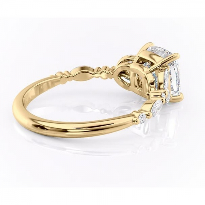 Inel de logodnă Bloom din aur Galben 14kt cu moissanite tăietură pernă – Montură cu trei pietre rafinată pentru profil mediu | Personalizează și configurează gratuit online [3]