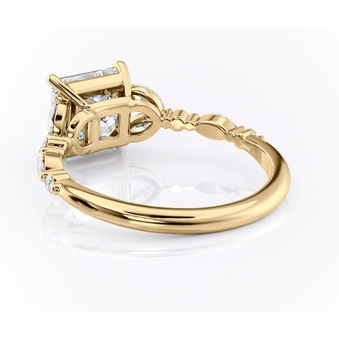 Inel de logodnă Bloom din aur Galben 14kt cu moissanite tăietură princess – Montură cu trei pietre rafinată pentru profil mediu | Personalizează și configurează gratuit online [4]