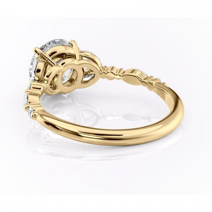 Inel de logodnă Bloom din aur Galben 14kt cu moissanite tăietură rotundă – Montură cu trei pietre rafinată pentru profil mediu | Personalizează și configurează gratuit online [4]