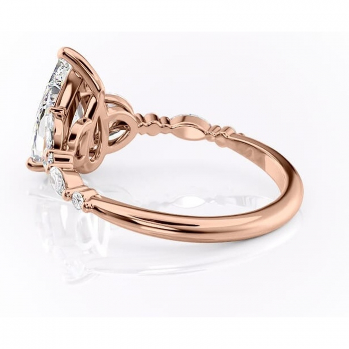 Inel de logodnă Bloom din aur Rose 18kt cu moissanite tăietură pară – Montură cu trei pietre rafinată pentru profil mediu | Personalizează și configurează gratuit online [5]