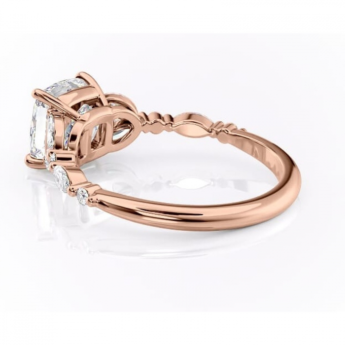 Inel de logodnă Bloom din aur Rose 14kt cu moissanite tăietură pernă – Montură cu trei pietre rafinată pentru profil mediu | Personalizează și configurează gratuit online [5]