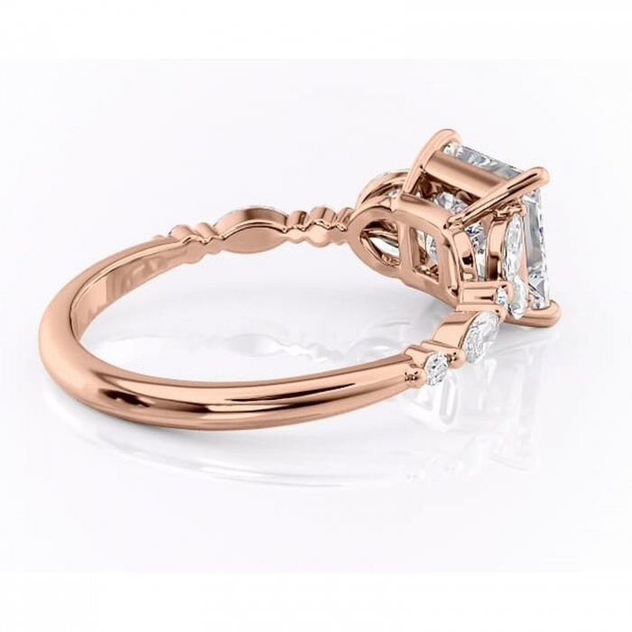 Inel de logodnă Bloom din aur Rose 18kt cu moissanite tăietură princess – Montură cu trei pietre rafinată pentru profil mediu | Personalizează și configurează gratuit online [3]