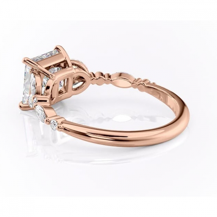Inel de logodnă Bloom din aur Rose 18kt cu moissanite tăietură princess – Montură cu trei pietre rafinată pentru profil mediu | Personalizează și configurează gratuit online [5]