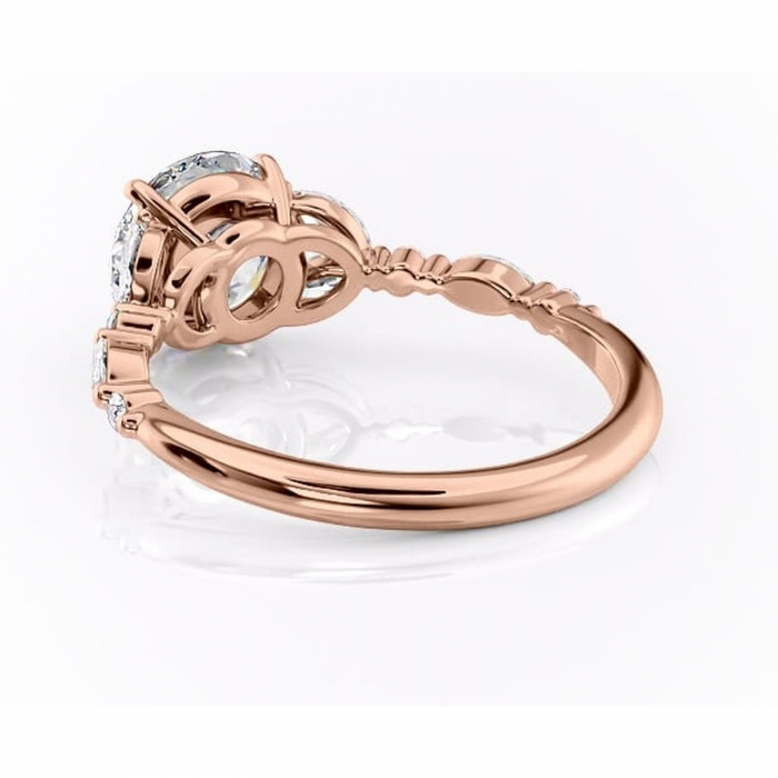 Inel de logodnă Bloom din aur Rose 14kt cu moissanite tăietură rotundă – Montură cu trei pietre rafinată pentru profil mediu | Personalizează și configurează gratuit online [4]