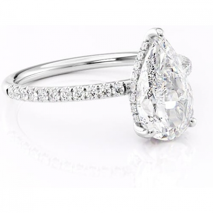 Inel de logodnă Brielle din aur Alb 18kt cu moissanite tăietură pară – Montură Kamellie joasă rafinată pentru profil jos | Personalizează și configurează gratuit online [1]