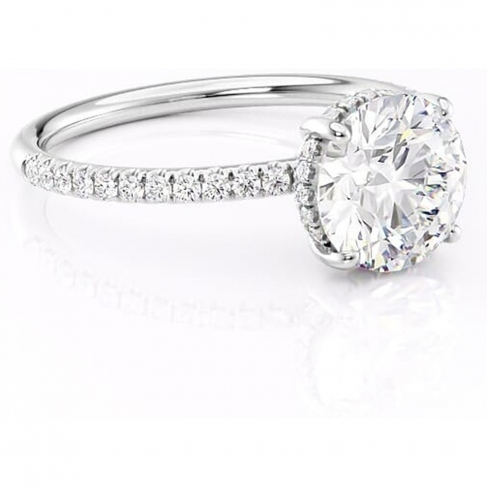 Inel de logodnă Brielle din aur Alb 14kt cu moissanite tăietură rotundă – Montură Kamellie joasă rafinată pentru profil jos | Personalizează și configurează gratuit online [1]