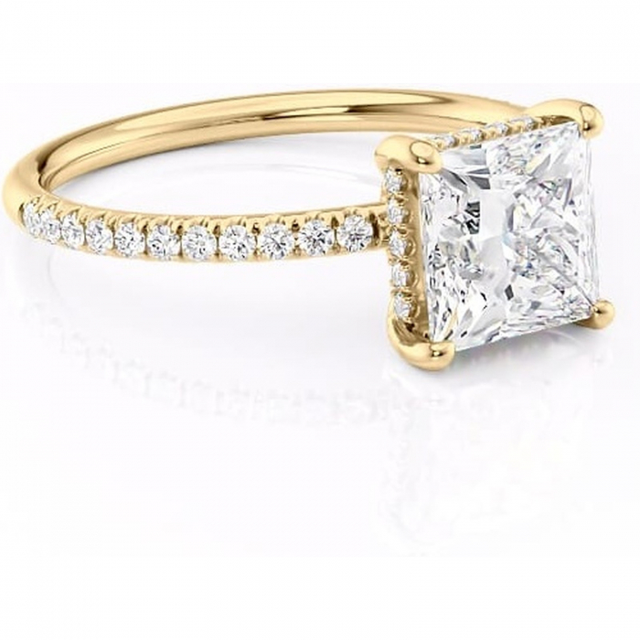 Inel de logodnă Brielle din aur Galben 14kt cu moissanite tăietură princess – Montură Kamellie joasă rafinată pentru profil jos | Personalizează și configurează gratuit online [1]