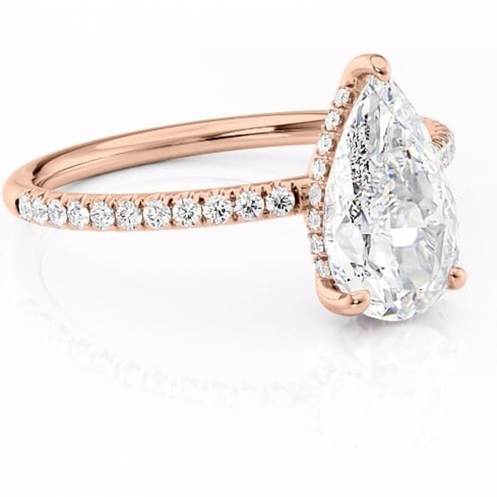Inel de logodnă Brielle din aur Rose 18kt cu moissanite tăietură pară – Montură Kamellie joasă rafinată pentru profil jos | Personalizează și configurează gratuit online [1]