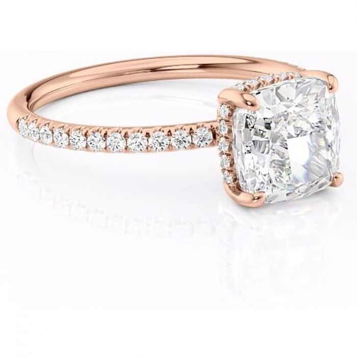 Inel de logodnă Brielle din aur Rose 18kt cu moissanite tăietură pernă – Montură Kamellie joasă rafinată pentru profil jos | Personalizează și configurează gratuit online [1]