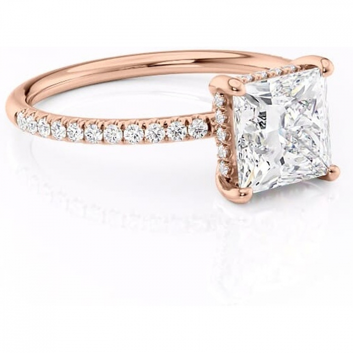 Inel de logodnă Brielle din aur Rose 14kt cu moissanite tăietură princess – Montură Kamellie joasă rafinată pentru profil jos | Personalizează și configurează gratuit online [1]