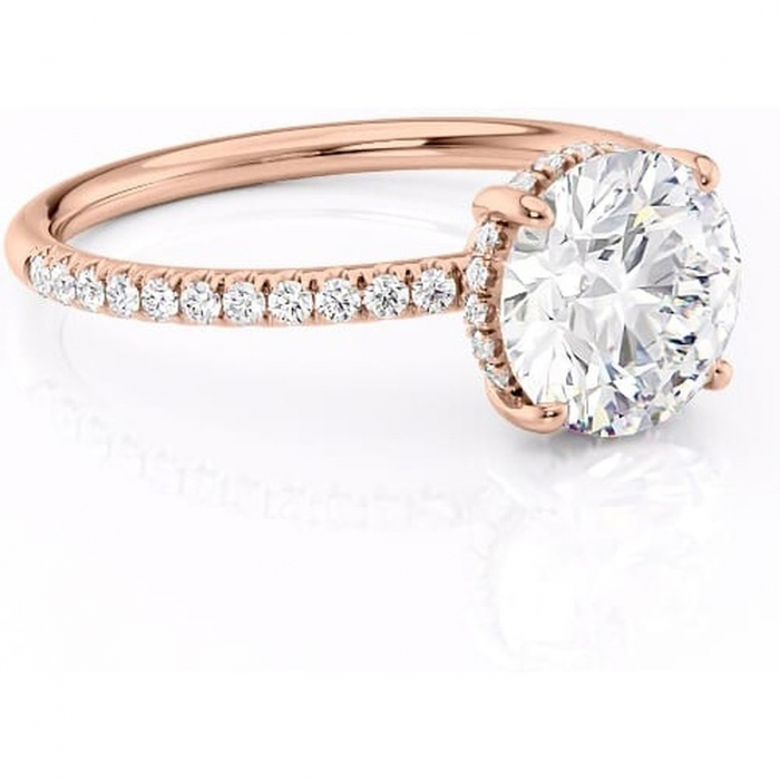 Inel de logodnă Brielle din aur Rose 14kt cu moissanite tăietură rotundă – Montură Kamellie joasă rafinată pentru profil jos | Personalizează și configurează gratuit online [1]