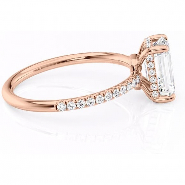 Inel de logodnă Brielle din aur Rose 14kt cu moissanite tăietură smarald – Montură Kamellie joasă rafinată pentru profil jos | Personalizează și configurează gratuit online [2]