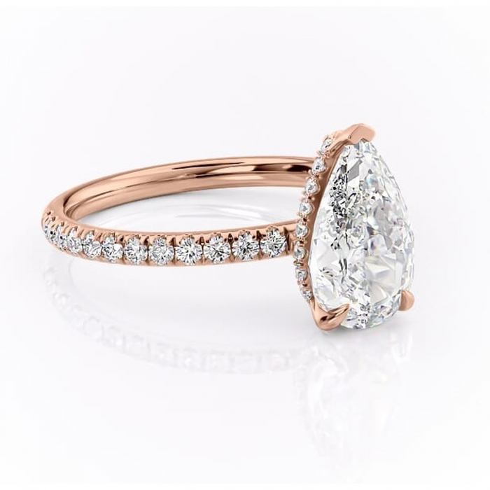 Inel de logodnă Briony din aur Rose 18kt cu moissanite tăietură pară – Montură pavé rafinată pentru profil înalt | Personalizează și configurează gratuit online [1]