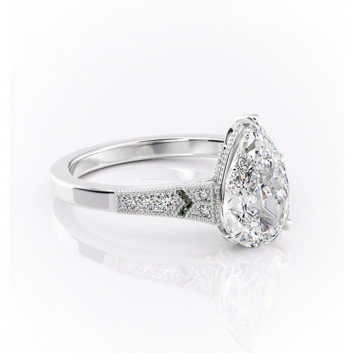 Inel de logodnă Caelia din aur Alb 14kt cu moissanite tăietură pară – Pietre laterale rafinată pentru profil înalt | Personalizează și configurează gratuit online [1]