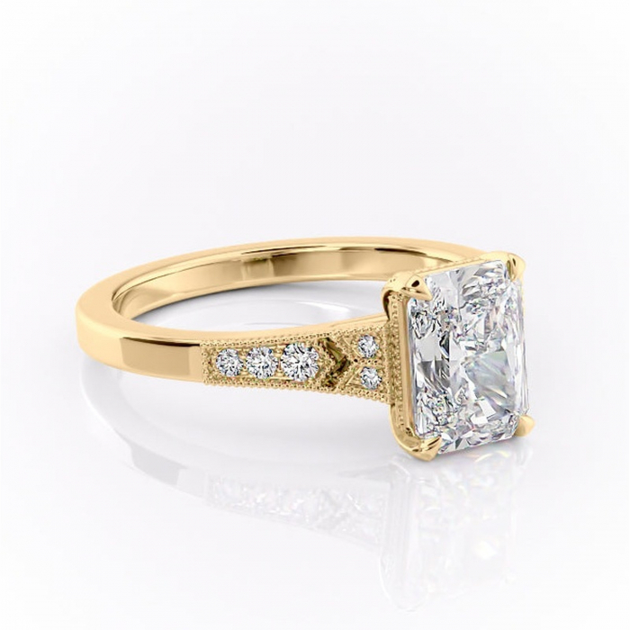 Inel de logodnă Caelia din aur Galben 18kt cu moissanite tăietură radiantă – Pietre laterale rafinată pentru profil înalt | Personalizează și configurează gratuit online [1]