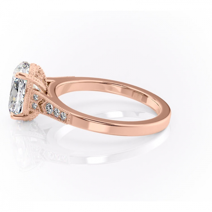 Inel de logodnă Caelia din aur Rose 14kt cu moissanite tăietură ovală – Pietre laterale rafinată pentru profil înalt | Personalizează și configurează gratuit online [6]
