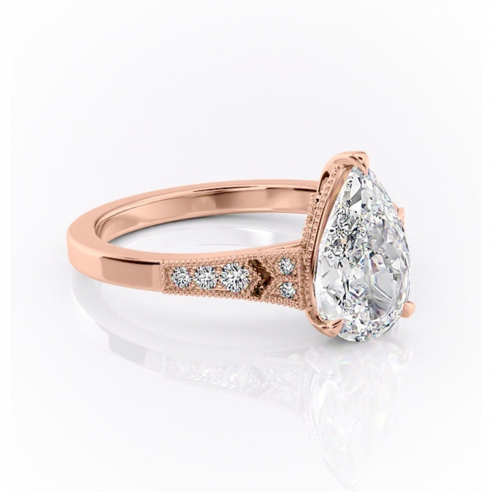 Inel de logodnă Caelia din aur Rose 14kt cu moissanite tăietură pară – Pietre laterale rafinată pentru profil înalt | Personalizează și configurează gratuit online [1]