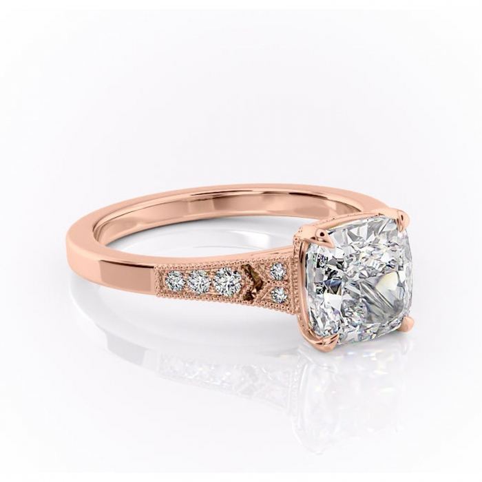 Inel de logodnă Caelia din aur Rose 14kt cu moissanite tăietură pernă – Pietre laterale rafinată pentru profil înalt | Personalizează și configurează gratuit online [1]