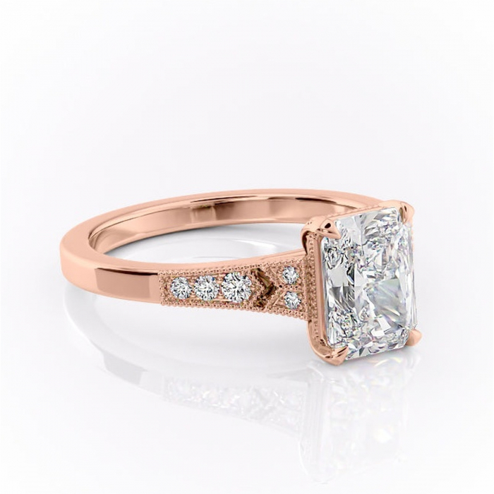 Inel de logodnă Caelia din aur Rose 14kt cu moissanite tăietură radiantă – Pietre laterale rafinată pentru profil înalt | Personalizează și configurează gratuit online [1]